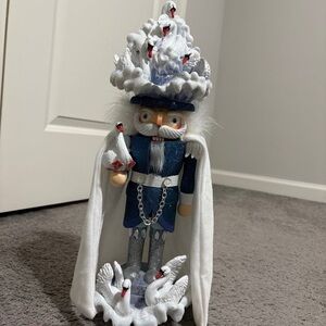 Kurt Adler 18-Inch Hollywood 7 Swans Swimming Nutcracker,Blue
